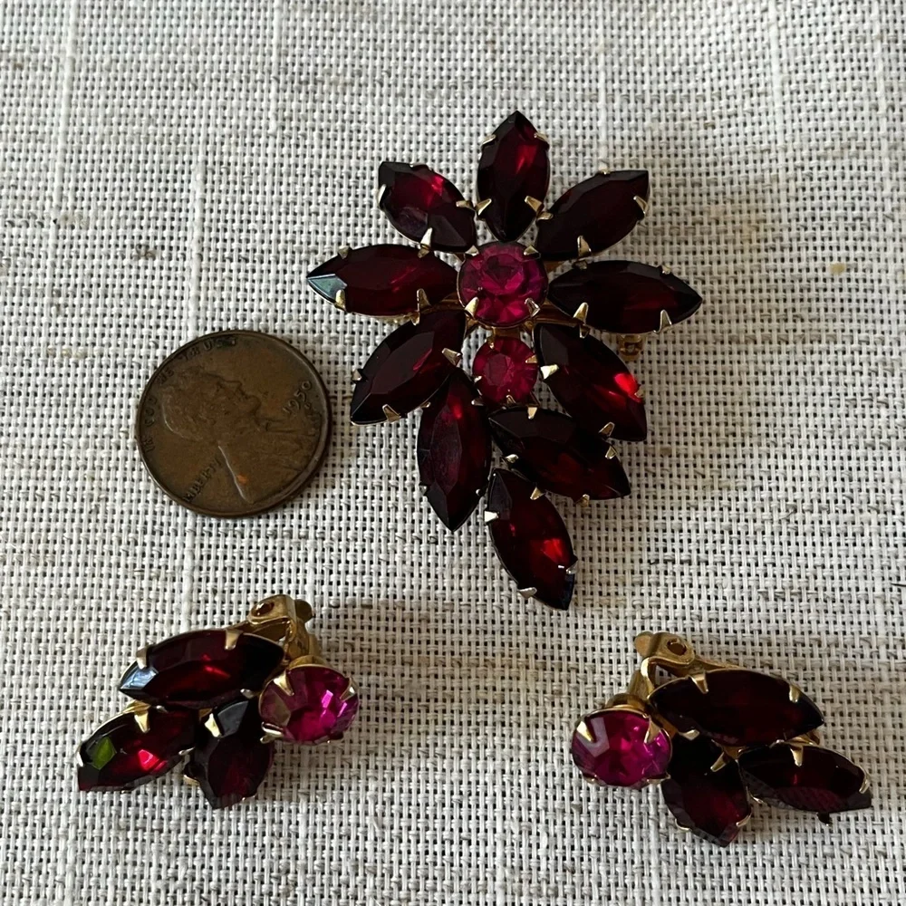 Vintage Weiss Red Rhinestone gold tone Brooch Earrings Set..jewelry set..